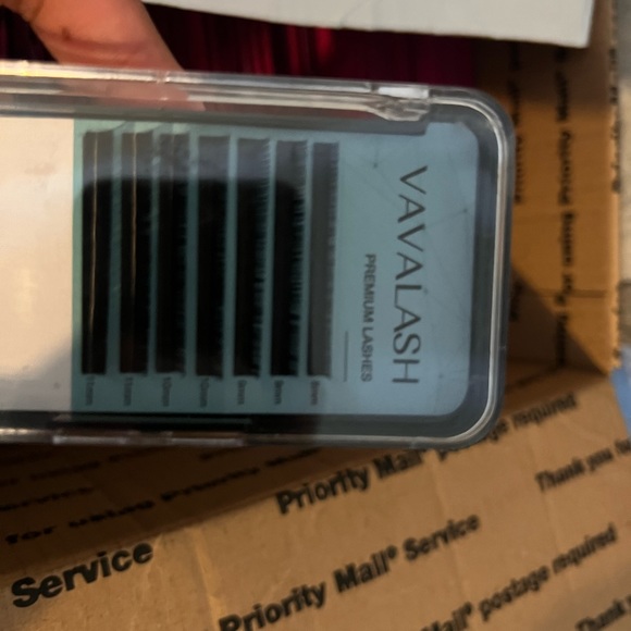 Box of lashes packaging and other items - Picture 4 of 10